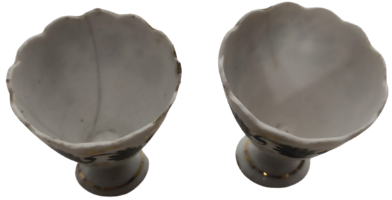 OSMANLI İKİ ADET PORSELEN ZARF ŞEKLİNDE FİNCAN ÜZERLERİ EL  CEKME  ÜZERLERİNDE KILCAL CATLAKLAR MEVCUTTUR