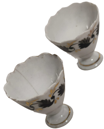 OSMANLI İKİ ADET PORSELEN ZARF ŞEKLİNDE FİNCAN ÜZERLERİ EL  CEKME  ÜZERLERİNDE KILCAL CATLAKLAR MEVCUTTUR