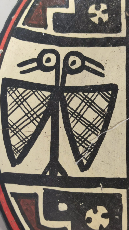 TERAKOTA EL BOYAMA DUVAR TABAGI İCERSİNDE KABİLENİN UGURLU SAYDIGI HAYVAN FİGÜRLERİYLE RESMEDİLMİŞ