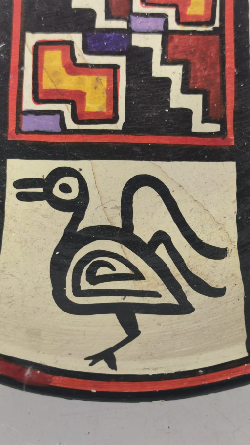 TERAKOTA EL BOYAMA DUVAR TABAGI İCERSİNDE KABİLENİN UGURLU SAYDIGI HAYVAN FİGÜRLERİYLE RESMEDİLMİŞ