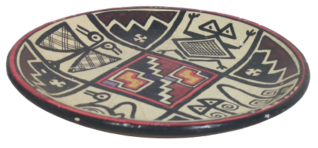 TERAKOTA EL BOYAMA DUVAR TABAGI İCERSİNDE KABİLENİN UGURLU SAYDIGI HAYVAN FİGÜRLERİYLE RESMEDİLMİŞ