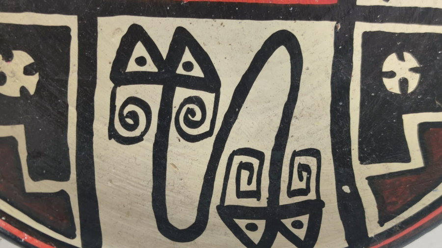 TERAKOTA EL BOYAMA DUVAR TABAGI İCERSİNDE KABİLENİN UGURLU SAYDIGI HAYVAN FİGÜRLERİYLE RESMEDİLMİŞ