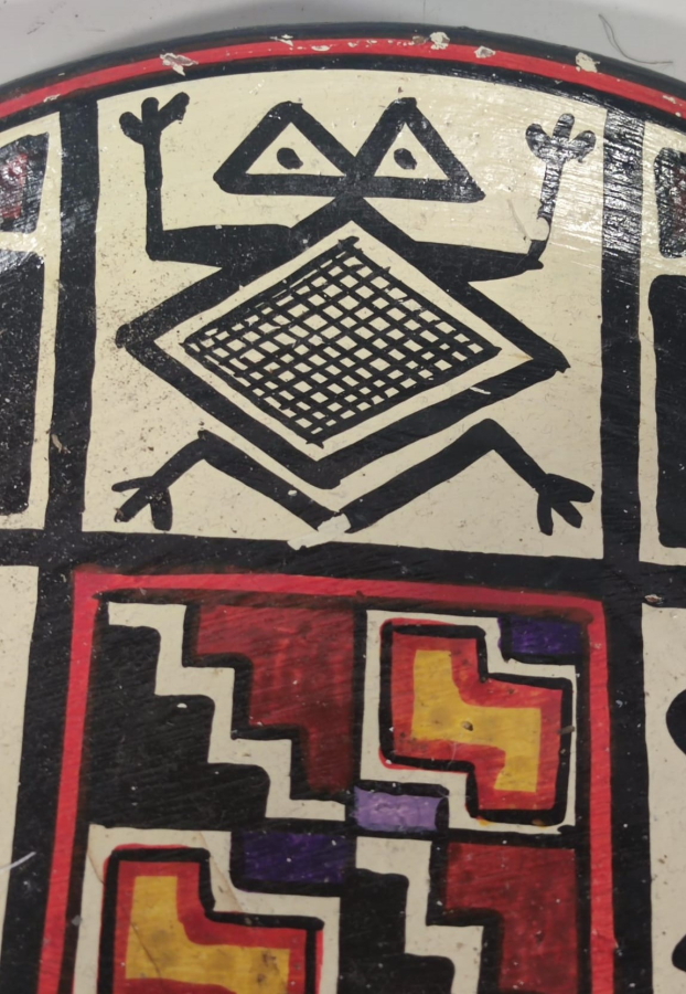 TERAKOTA EL BOYAMA DUVAR TABAGI İCERSİNDE KABİLENİN UGURLU SAYDIGI HAYVAN FİGÜRLERİYLE RESMEDİLMİŞ