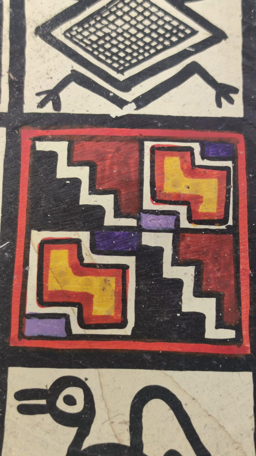 TERAKOTA EL BOYAMA DUVAR TABAGI İCERSİNDE KABİLENİN UGURLU SAYDIGI HAYVAN FİGÜRLERİYLE RESMEDİLMİŞ