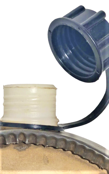 1960 KAPAKLI AVCI SU  MATARA ÜZERİ KUMAŞLA DÖŞENMİŞ VE ÜZERİNDE TAVŞAN BULUNAN KENAR KISMI METAL