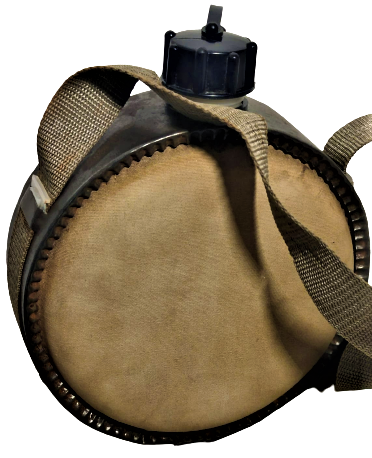 1960 KAPAKLI AVCI SU  MATARA ÜZERİ KUMAŞLA DÖŞENMİŞ VE ÜZERİNDE TAVŞAN BULUNAN KENAR KISMI METAL