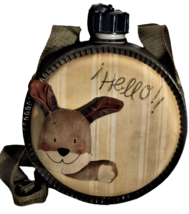 1960 KAPAKLI AVCI SU  MATARA ÜZERİ KUMAŞLA DÖŞENMİŞ VE ÜZERİNDE TAVŞAN BULUNAN KENAR KISMI METAL