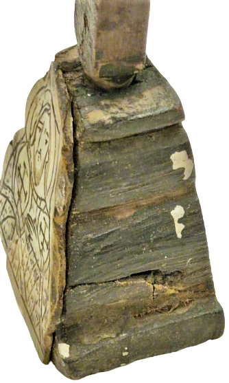 1900 AHŞAP KAİDE ÜZERİNDE PARCALI İSTAVROZ ALTTA SEDEF ÜZERİ KALEM İŞİ ELİNDE HAC TUTAN HAZRETİ  İSA İŞLEME AYİNLERDE KULLANILAN HAC