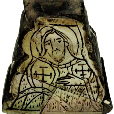 1900 AHŞAP KAİDE ÜZERİNDE PARCALI İSTAVROZ ALTTA SEDEF ÜZERİ KALEM İŞİ ELİNDE HAC TUTAN HAZRETİ  İSA İŞLEME AYİNLERDE KULLANILAN HAC