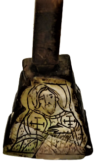 1900 AHŞAP KAİDE ÜZERİNDE PARCALI İSTAVROZ ALTTA SEDEF ÜZERİ KALEM İŞİ ELİNDE HAC TUTAN HAZRETİ  İSA İŞLEME AYİNLERDE KULLANILAN HAC