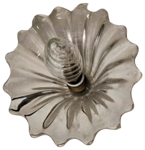 1930 İTALYAN BEYAZ BİLLUR CAM TEK APLİK ÜZERİNDEN ACMA KAPAMA DÜGMESİ BULUNMAKTA