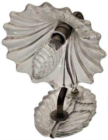 1930 İTALYAN BEYAZ BİLLUR CAM TEK APLİK ÜZERİNDEN ACMA KAPAMA DÜGMESİ BULUNMAKTA