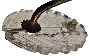 1930 İTALYAN BEYAZ BİLLUR CAM TEK APLİK ÜZERİNDEN ACMA KAPAMA DÜGMESİ BULUNMAKTA