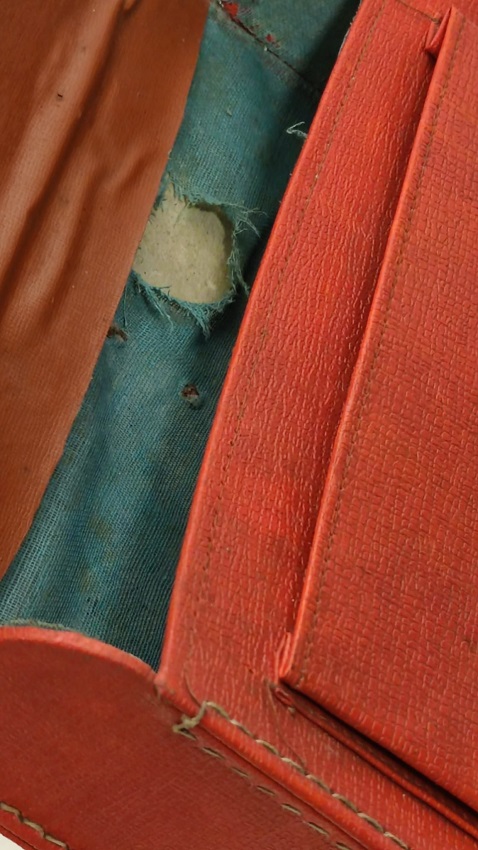 1960 KIRMIZI İCERSİ GÖZLU KARTON ÜZERİNE SÜNİ DERİ KAPLANMIŞ KİLİTLİ TASIMA KULPLU İLKOKUL CANTASI 