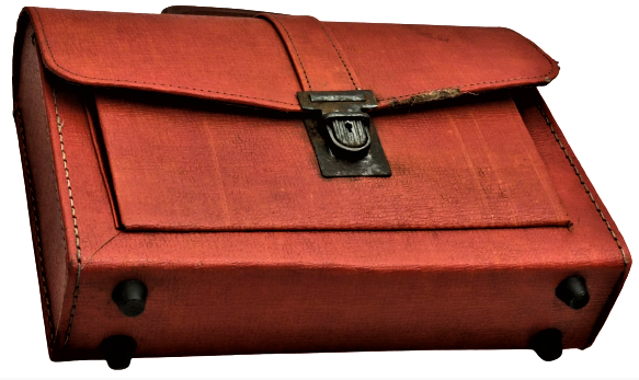 1960 KIRMIZI İCERSİ GÖZLU KARTON ÜZERİNE SÜNİ DERİ KAPLANMIŞ KİLİTLİ TASIMA KULPLU İLKOKUL CANTASI 