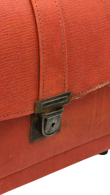 1960 KIRMIZI İCERSİ GÖZLU KARTON ÜZERİNE SÜNİ DERİ KAPLANMIŞ KİLİTLİ TASIMA KULPLU İLKOKUL CANTASI 