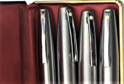 1960 SHEAFFER QUALITY VINTAGE SHEAFFER “THE PROUD CRAFTSMEN” 4 SLOT / SET DISPLAY BOX. DÖRT FARKLI RENKDE DOLMA KALEM ORJİNAL KUTUSUNDA SORUNSUZ XXF UC