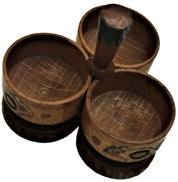 AHŞAP FICI MEŞE AHŞAP PARCALI BAGLANARAK ELDE YAPILMIŞ ALT KAİDELİ MUSLUKLU ÜZERİ EL İŞCİLİKLİ UFAK BOYDA