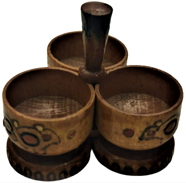 AHŞAP FICI MEŞE AHŞAP PARCALI BAGLANARAK ELDE YAPILMIŞ ALT KAİDELİ MUSLUKLU ÜZERİ EL İŞCİLİKLİ UFAK BOYDA