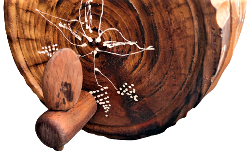 AHŞAP ÜZERİ EL OYMA ÜZÜM SALKIMLI EL YAPIM 4 LİTRELİK KAİDELİ MUSLUKLU FICI TAMAMEN EL YAPIMIDIR