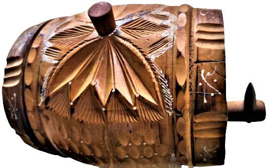 AHŞAP ÜZERİ EL OYMA ÜZÜM SALKIMLI EL YAPIM 4 LİTRELİK KAİDELİ MUSLUKLU FICI TAMAMEN EL YAPIMIDIR