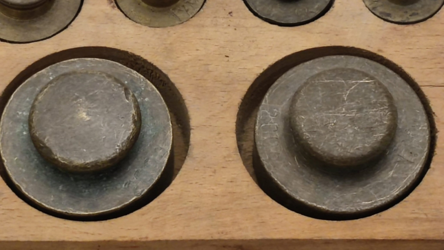 1960 COKLU AHŞAP MASİF KUTUSUNDA PİRİNC TARTI AGIRLIK TERAZİ AĞIRLIKLARI CEŞİTLİ FARKLI AGIRLIKLARDA