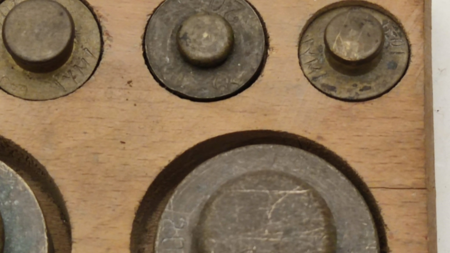 1960 COKLU AHŞAP MASİF KUTUSUNDA PİRİNC TARTI AGIRLIK TERAZİ AĞIRLIKLARI CEŞİTLİ FARKLI AGIRLIKLARDA