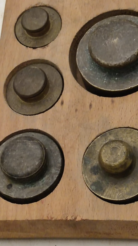 1960 COKLU AHŞAP MASİF KUTUSUNDA PİRİNC TARTI AGIRLIK TERAZİ AĞIRLIKLARI CEŞİTLİ FARKLI AGIRLIKLARDA