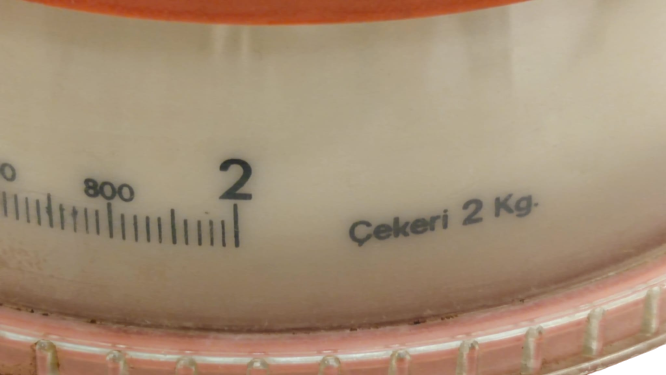 RETRO KARAOGLU MUTFAK TERAZİSİ PORTAKAL ORANJ RENK 2 KİLO CEKERİ OLAN SORUNSUZ TERAZİ