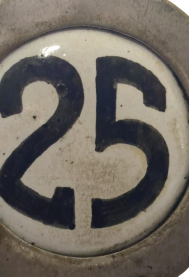 GÜMÜŞ KAPLAMA ORTASI SICAK MİNE BEYAZ ÜZERİNE LACİVERT RENKDE  25 NUMARA 8 CM CAPINDA