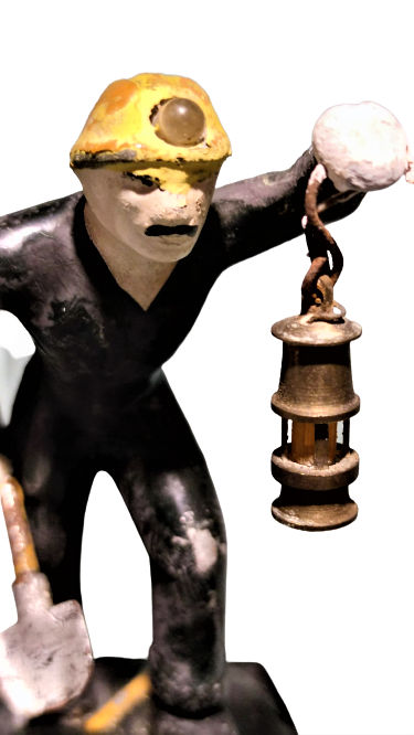 1970 ZONGULDAK KÖMÜR CIKARAN MADENCİ ELİNDE FENERİ KAZMA VE KUREKLİ GECE LAMBASI