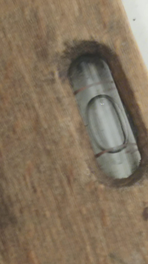 TERAZİ AHŞAP KENARLAR SAAT KISMI PİRİNC PILAKALARLA KAPATILMIŞ SU TERAZİSİ