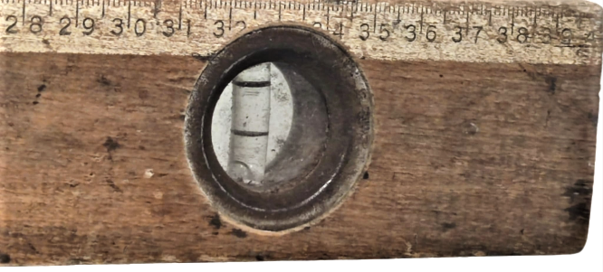 YENER YERLİ TERAZİ AHŞAP KENARLAR SAAT KISMI YUVARLAK METAL CERCEVELİ ÜZERİ CETVELLİ SU TERAZİSİ