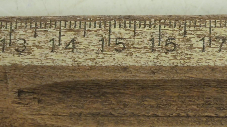 YENER YERLİ TERAZİ AHŞAP KENARLAR SAAT KISMI YUVARLAK METAL CERCEVELİ ÜZERİ CETVELLİ SU TERAZİSİ