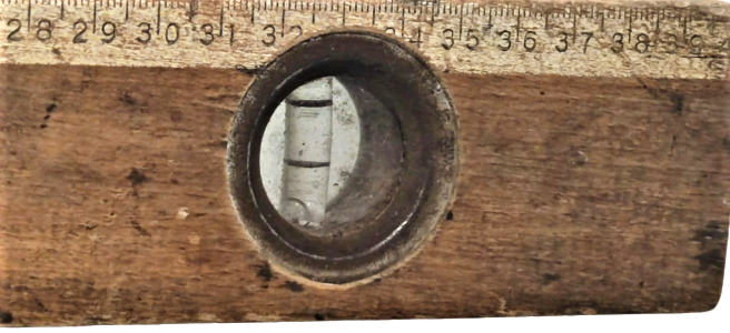 YENER YERLİ TERAZİ AHŞAP KENARLAR SAAT KISMI YUVARLAK METAL CERCEVELİ ÜZERİ CETVELLİ SU TERAZİSİ