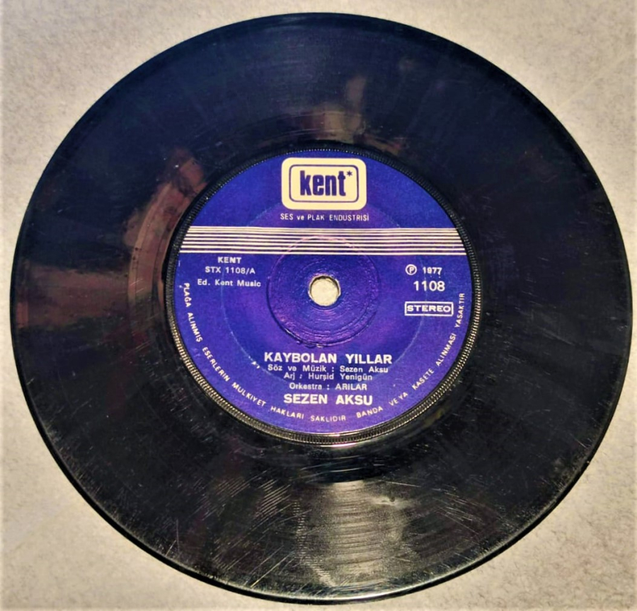 SEZEN AKSU - KAYBOLAN YILLAR - NEYE YARAR 45'LİK PLAK  STEREO 1977 YILI KAYIT