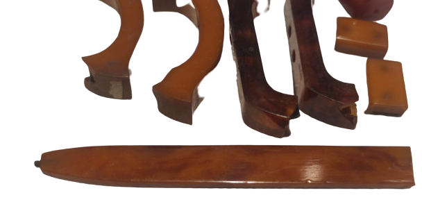 KARIŞIK ESKİ KULLANILMIŞ MALZEMELERDEN CIKMA KATALİN KEHRİBAR MALZEMELİK PARCALAR FARKLI BOYLARDA 11 PARCA  57,30 GRAM