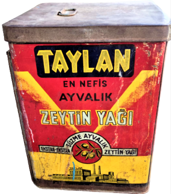 1950 AYVALIK TAYLAN ZEYTİNYAGLARI ZEYTİN SATIŞINDA KULLANILAN CEMEKANLI 20 KİLOLUK REKLAM BASKILI TENEKE KAPAKLI KUTU
