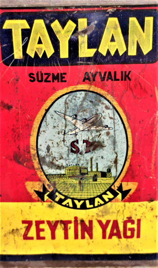 1950 AYVALIK TAYLAN ZEYTİNYAGLARI ZEYTİN SATIŞINDA KULLANILAN CEMEKANLI 20 KİLOLUK REKLAM BASKILI TENEKE KAPAKLI KUTU