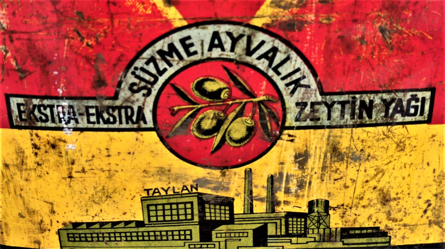 1950 AYVALIK TAYLAN ZEYTİNYAGLARI ZEYTİN SATIŞINDA KULLANILAN CEMEKANLI 20 KİLOLUK REKLAM BASKILI TENEKE KAPAKLI KUTU