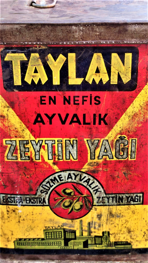 1950 AYVALIK TAYLAN ZEYTİNYAGLARI ZEYTİN SATIŞINDA KULLANILAN CEMEKANLI 20 KİLOLUK REKLAM BASKILI TENEKE KAPAKLI KUTU