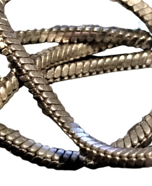 OKYANUS MERCAN HALKALARINDAN  YAPILMIŞ MİNİK BONCUKLAR TEK BONCUK ÜZERİNE 100 ADET GİBİ DİZİLMİŞ  KOLYE