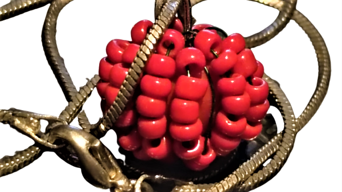 OKYANUS MERCAN HALKALARINDAN  YAPILMIŞ MİNİK BONCUKLAR TEK BONCUK ÜZERİNE 100 ADET GİBİ DİZİLMİŞ  KOLYE