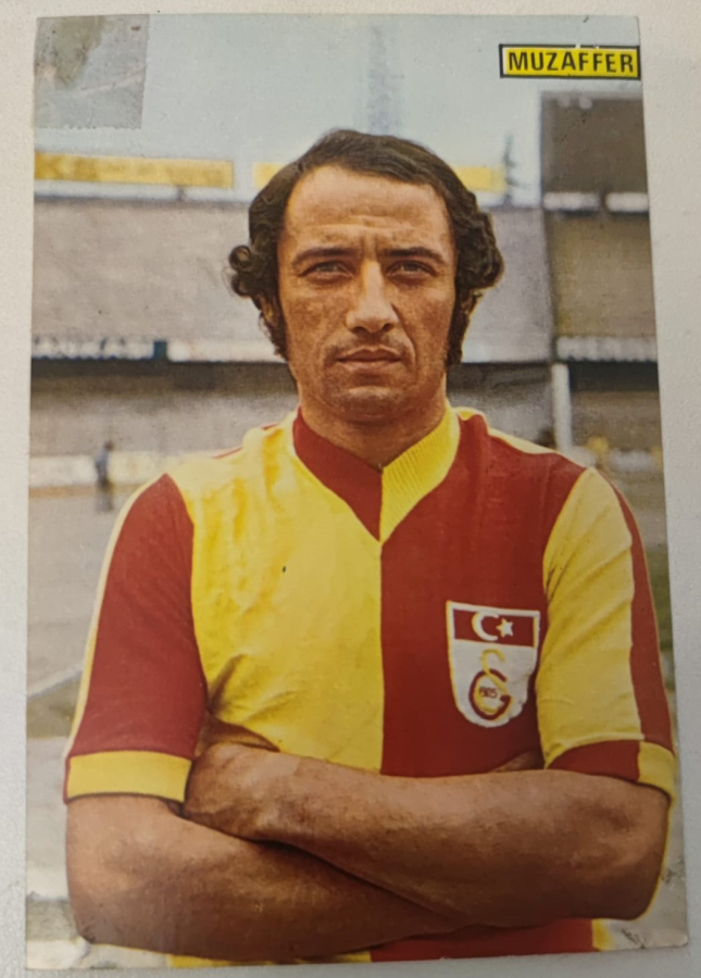 1970 YILLAR GALATASARAY OYUNCUSU MUZAFFER SİPAHİ GATASARAY FUTBOL TAKIM OYUNCUSU SARI KIRMIZI PARCALI FORMA İLE 