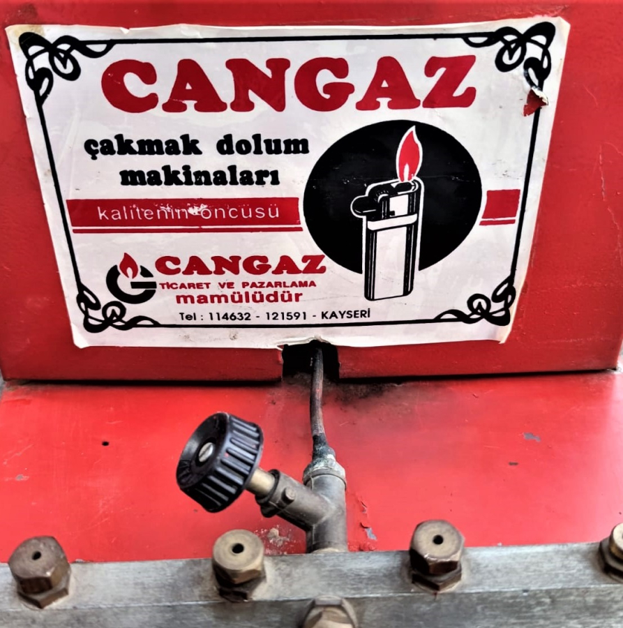 1970 CAKMAK DOLUM MAKİNASI  KIRMIZI METAL CEKMECELİ CEŞİTLİ DOLUM MUSLUKLARI BULUNAN SEYYAR GAZ DOLUM TEZGAHI