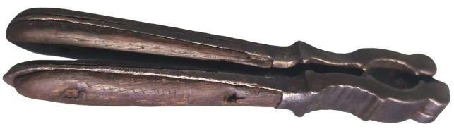 OSMANLI FINDIK CEVİZ KIRACAGI DÖGME SICAK DEMİRDEN YAPILMIŞ SAP KISIMLARINDA AHŞAP PARCALAR KULLANILMIŞ