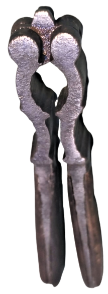 OSMANLI FINDIK CEVİZ KIRACAGI DÖGME SICAK DEMİRDEN YAPILMIŞ SAP KISIMLARINDA AHŞAP PARCALAR KULLANILMIŞ