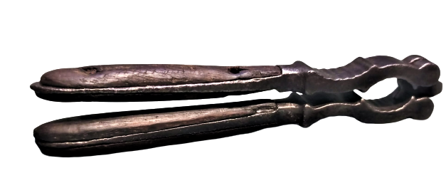 OSMANLI FINDIK CEVİZ KIRACAGI DÖGME SICAK DEMİRDEN YAPILMIŞ SAP KISIMLARINDA AHŞAP PARCALAR KULLANILMIŞ