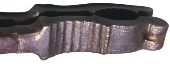 OSMANLI FINDIK CEVİZ KIRACAGI DÖGME SICAK DEMİRDEN YAPILMIŞ SAP KISIMLARINDA AHŞAP PARCALAR KULLANILMIŞ