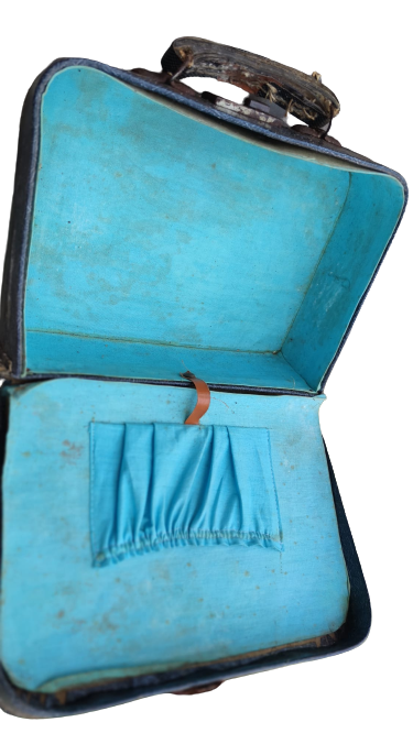 İLKOKUL CANTASI KARTON VİNLEKS KAPLAMA LACİVERT RENK TASIMA KULP METAL ACMA KAPAMA